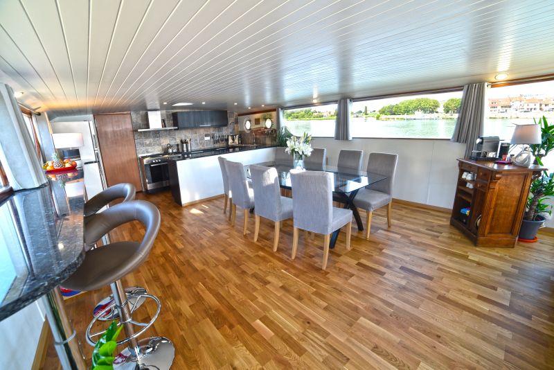 El elegante y moderno comedor, con el bar a la izquierda y al fondo, la cocina abierta donde el Chef del barco nos mostrará sus secretos... CRUCEROS FLUVIALES POR CANALES FINESSE EUROPEAN WATERWAYS CRUCEROS FRANCIA CRUCEROS BORGOÑA BOURGOGNE CRUISES SOUTHERN BURGUNDY CRUISES CANAL DE LA BORGOÑA CRUCEROS CRUCEROS DE LUJO CHARTER CRUCEROS CHARTER BARCAZAS PENICHE CRUISES CROISIERE BORGOGNE #Finesse #EuropeanWaterways #CruiseBarge #BargeCruises #HotelBarge #Barcazas #Crucerosdelujo #CrucerosFrancia #CrucerosCanales #FinesseCroisieres #FinesseCruises #CrucerosPrivados #AlquilerBarcos #Charter #Crucerosenfamilia #CrucerosenGrupo #CrucerosEuropa #EuropeanCruises